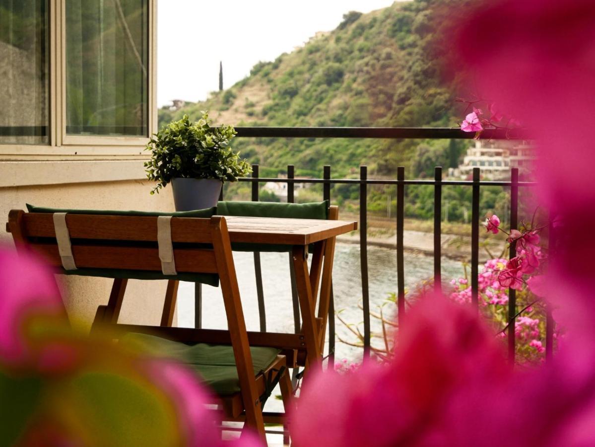 Mare Roccia Beachfront Apartment تاورمينا المظهر الخارجي الصورة